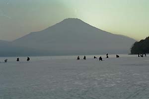 湖上から見る富士山